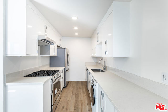 1026 6th Street, Santa Monica CA: https://media.crmls.org/mediaz/40b5869f-de71-4f98-a8e8-02a534a7bb8d.jpg