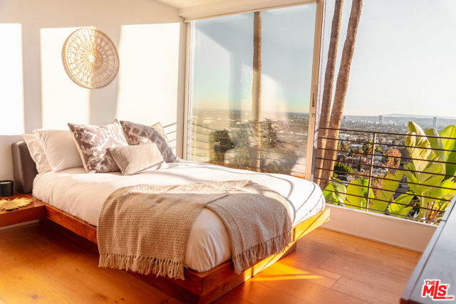 7650 Curson Terrace, Los Angeles CA: https://media.crmls.org/mediaz/40b6161b-e023-4d5b-97b6-3ab653ee9516.jpg