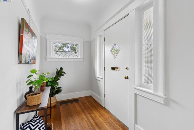 3206 Garfield Ave, Alameda CA: https://media.crmls.org/mediaz/40b69c1e-1031-4c6a-bb74-cd1ef16bf944.jpg