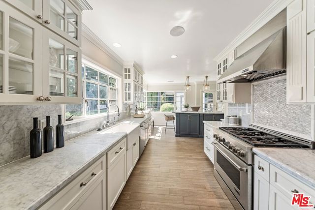 2107 Coldwater Canyon Drive, Beverly Hills CA: https://media.crmls.org/mediaz/40b9f87b-80a8-46d6-9159-952f79b06949.jpg