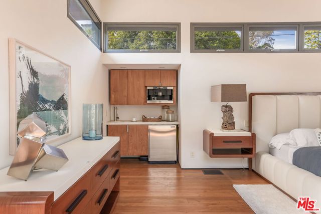 345 W Channel Road, Santa Monica CA: https://media.crmls.org/mediaz/40ba6489-3e3d-4503-a4b4-70d30995a7e1.jpg
