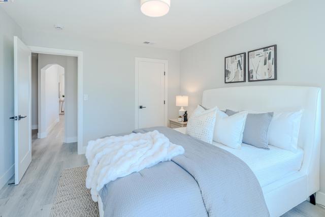 10007 Burr St, Oakland CA: https://media.crmls.org/mediaz/40bad979-8760-4805-b6f9-f63bdc87c07a.jpg
