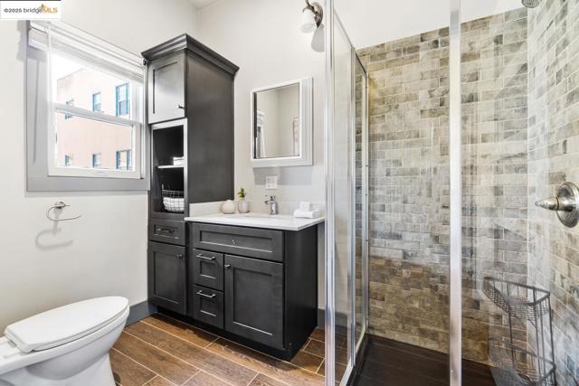 548 37th St, Oakland CA: https://media.crmls.org/mediaz/40bbc215-a574-49ea-abb0-b3afc1f0e9e0.jpg