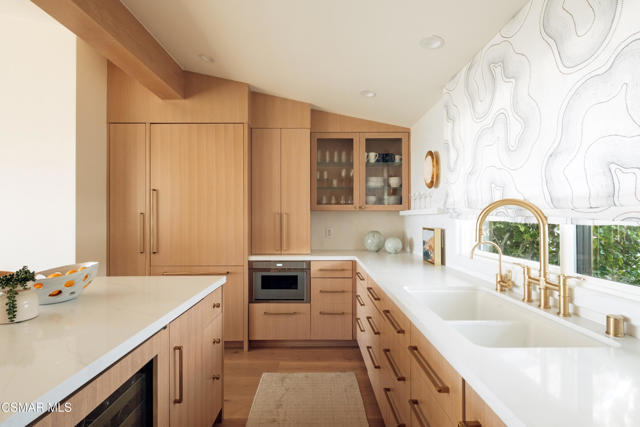6813 Seawatch Lane, Malibu CA: https://media.crmls.org/mediaz/40be20a5-8e56-48fc-a604-7cae5e094cae.jpg