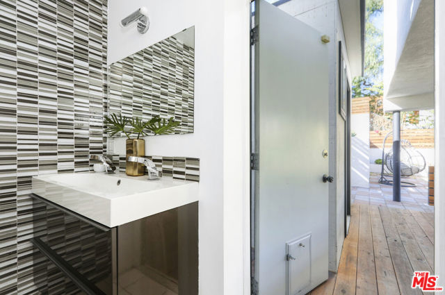 421 Beech Street, Los Angeles CA: https://media.crmls.org/mediaz/40bf1ab8-2832-4669-884a-12215762bbfc.jpg