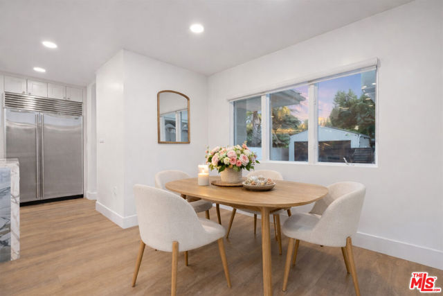 5439 Gentry Avenue, Valley Village CA: https://media.crmls.org/mediaz/40bf7e12-bd44-45e9-9f3d-ea6353bb1536.jpg