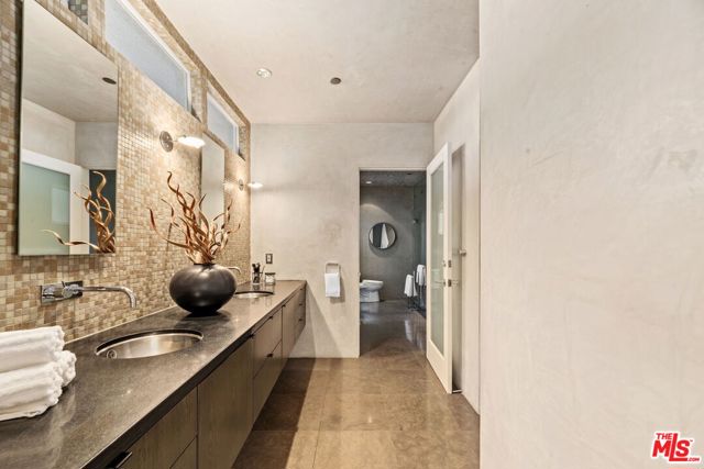 2115 3rd Street, Santa Monica CA: https://media.crmls.org/mediaz/40bfbc7a-6d09-48f2-8933-e9502c98501f.jpg