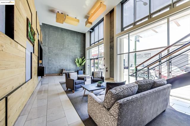 311 Oak St, Oakland CA: https://media.crmls.org/mediaz/40bfd1f6-d616-4a16-ab5a-91e180c6076c.jpg