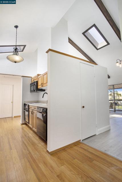 2075 Ascot Dr, Moraga CA: https://media.crmls.org/mediaz/40c14bc5-74d9-44fe-bce5-7d34c507cdfa.jpg