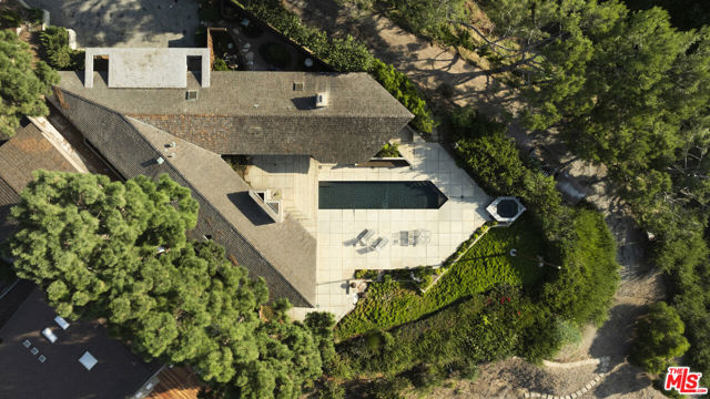 8 Sea Cove Drive, Rancho Palos Verdes CA: https://media.crmls.org/mediaz/40c1b3d5-4227-4f37-bb5c-fb038debaf00.jpg