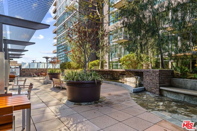 1111 S Grand Avenue, Los Angeles CA: https://media.crmls.org/mediaz/40c1e534-f993-4adf-bdc5-06df53dc0a45.jpg