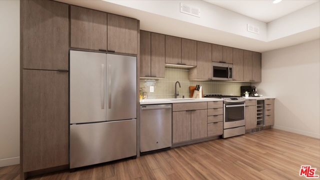 800 N Front Street, Burbank CA: https://media.crmls.org/mediaz/40c2517c-4732-4d99-8fbb-a5b736f287c4.jpg