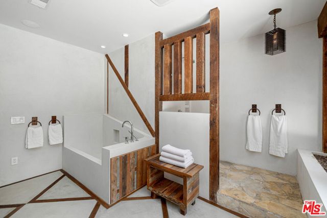 8249 Marmont Lane, Los Angeles CA: https://media.crmls.org/mediaz/40c42e35-5749-41eb-aff1-c3ecd987eea8.jpg