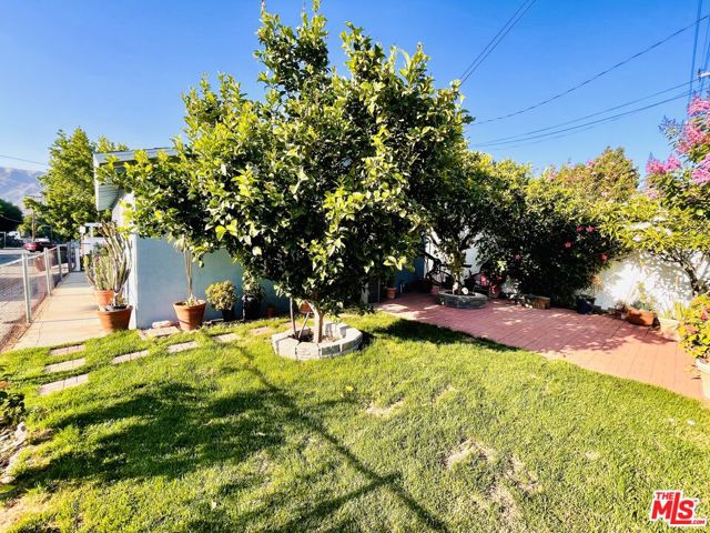 10704 Oro Vista Avenue, Sunland CA: https://media.crmls.org/mediaz/40c440a7-a009-4edd-9793-bd531d29a87c.jpg