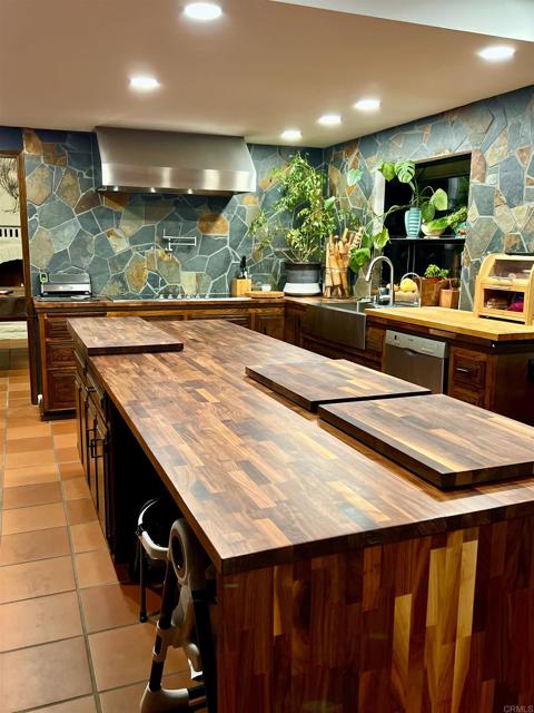 2073 Elevado Rd, Vista CA: https://media.crmls.org/mediaz/40c48e84-9b4a-4523-bf7d-6a6308b40494.jpg