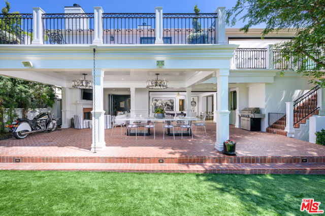 9885 Carmelita Avenue, Beverly Hills CA: https://media.crmls.org/mediaz/40c4e05e-0c27-419a-9533-b73f7a4f4322.jpg