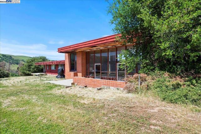 6400 Mines Rd, Livermore CA: https://media.crmls.org/mediaz/40c734ad-40b9-42bc-9d9f-3a927923d951.jpg