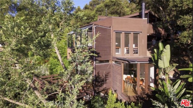 19520 Cave Way, Topanga CA: https://media.crmls.org/mediaz/40c88efe-1fc1-4a92-82d4-b2892993659a.jpg