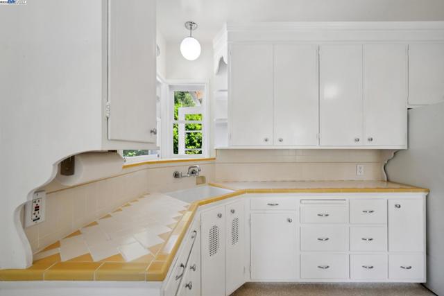 1658 Gouldin Rd, Oakland CA: https://media.crmls.org/mediaz/40c94707-7e08-4808-9ab3-9955274c8e42.jpg