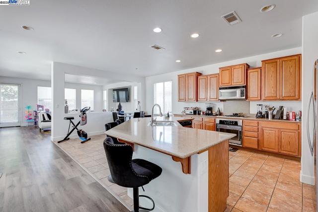 53 Puffin Cir, Oakley CA: https://media.crmls.org/mediaz/40c9a573-d67e-4d7a-a308-4391f12c3737.jpg