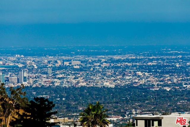 2164 Sunset Plaza Drive, Los Angeles CA: https://media.crmls.org/mediaz/40ca528c-5c52-4f1b-b86e-a42a0c12c75d.jpg