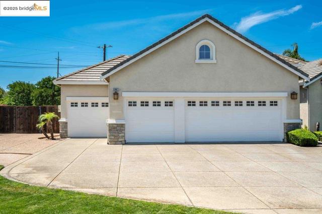2981 Atherton Pl, Brentwood CA: https://media.crmls.org/mediaz/40cabf9a-98d3-451a-829d-d8f28e54274e.jpg