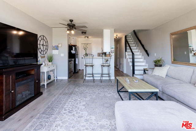 23901 Civic Center Way, Malibu CA: https://media.crmls.org/mediaz/40cba3a4-c73a-4de0-9eb7-cde58aacae0f.jpg