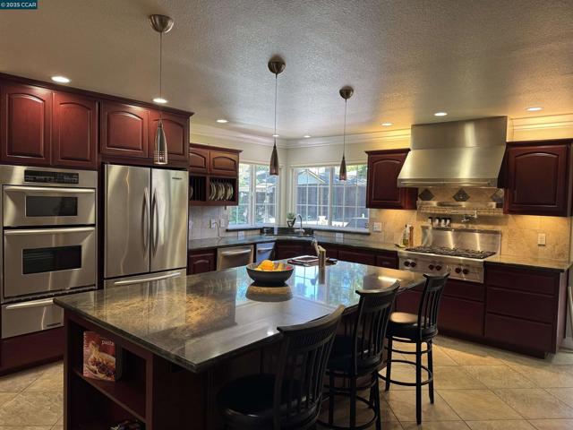 898 Luxury Dr, Concord CA: https://media.crmls.org/mediaz/40cc964a-e7cd-4c04-8557-4d2b01e0d6a2.jpg