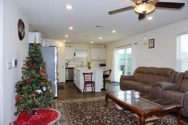 405 Greene Way, Los Banos CA: https://media.crmls.org/mediaz/40ccdbae-cdd7-4040-b596-4b3fe12154aa.jpg