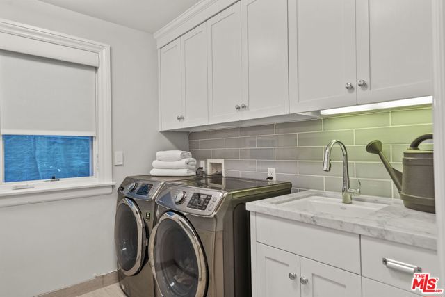 636 12th Street, Manhattan Beach CA: https://media.crmls.org/mediaz/40cd5cc7-00d8-446c-b18e-d88d07e0a3ae.jpg