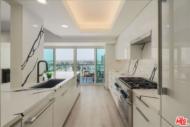 13600 Marina Pointe Drive, 906 photo 4