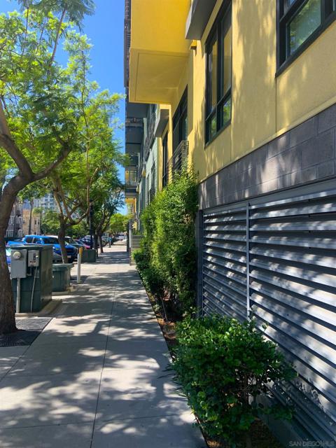 889 Date St, San Diego CA: https://media.crmls.org/mediaz/40ce5637-132b-4598-b28e-e5e10580ff88.jpg