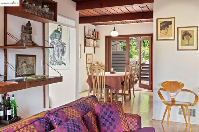 199 Fairlawn Dr, Berkeley CA: https://media.crmls.org/mediaz/40ce6b62-9120-4e7a-96af-391a78aaa589.jpg