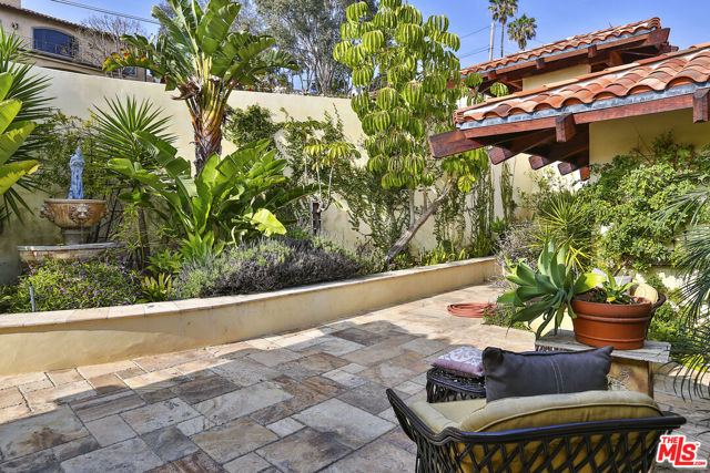 3504 Coast View Drive, Malibu CA: https://media.crmls.org/mediaz/40ce7531-f171-44e3-9e4c-d3e2766188f1.jpg