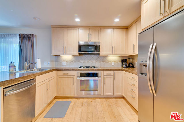 3005 Grand Canal Court, Venice CA: https://media.crmls.org/mediaz/40ce7cfe-1b58-44ee-bf91-00613950fb64.jpg