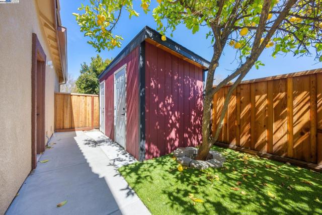 198 Continente Ave, Brentwood CA: https://media.crmls.org/mediaz/40d04b04-7f8e-40f8-98bf-88ae4ea90342.jpg