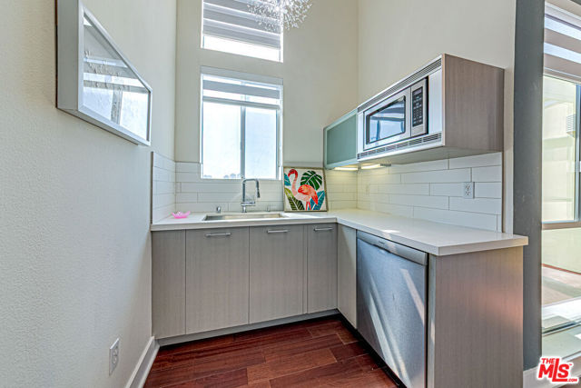 600 S Ridgeley Drive, Los Angeles CA: https://media.crmls.org/mediaz/40d0ad67-6952-410a-acaf-0d49ef21d0a6.jpg