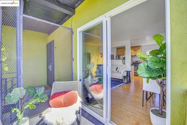 2327 10Th St, Berkeley CA: https://media.crmls.org/mediaz/40d13260-2513-492b-919e-a36db38a4367.jpg