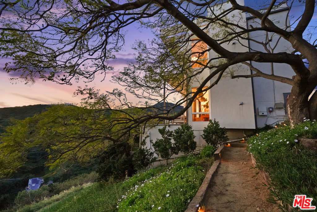 https://media.crmls.org/mediaz/40d2e1ad-1b75-4aa1-a679-bbf054f66c1a.jpg?preset=X-Large