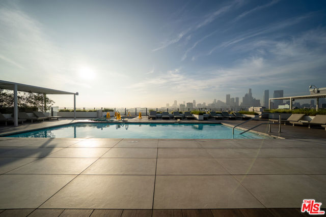 530 S Hewitt Street, Los Angeles CA: https://media.crmls.org/mediaz/40d33f10-5e4a-46a1-910a-fec21fd85902.jpg