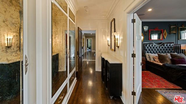 601 S Windsor Boulevard, Los Angeles CA: https://media.crmls.org/mediaz/40d3e945-8603-4f96-b2d3-d86a8579c7cd.jpg