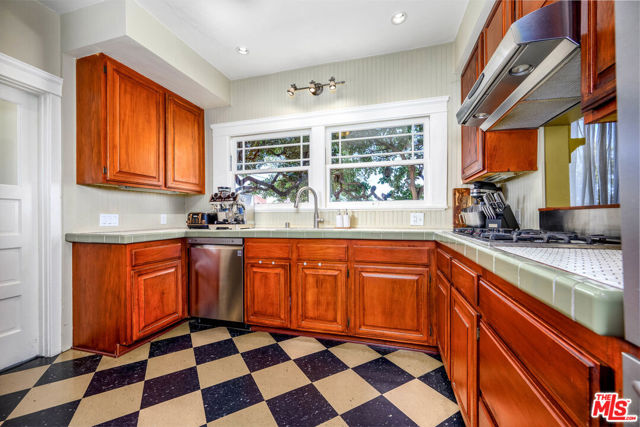 5301 Brynhurst Avenue, Los Angeles CA: https://media.crmls.org/mediaz/40d4238c-f214-4222-a32c-a9fbfaa947ab.jpg