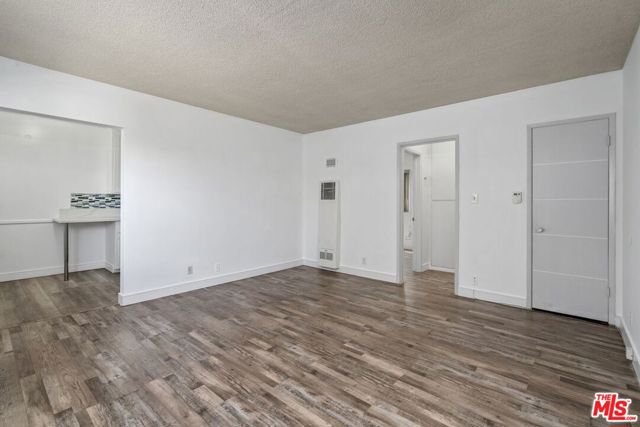 1657 Colby Avenue, Los Angeles CA: https://media.crmls.org/mediaz/40d429e7-a624-49df-95df-e96b38a95032.jpg