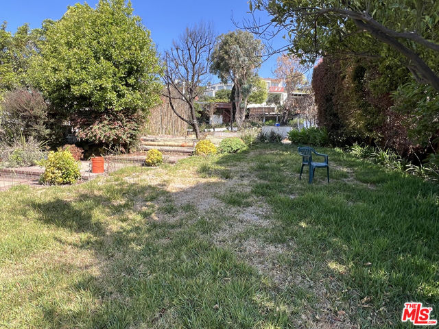 16541 Akron Street, Pacific Palisades CA: https://media.crmls.org/mediaz/40d468e1-5c98-4843-bd3b-7d28ff640427.jpg
