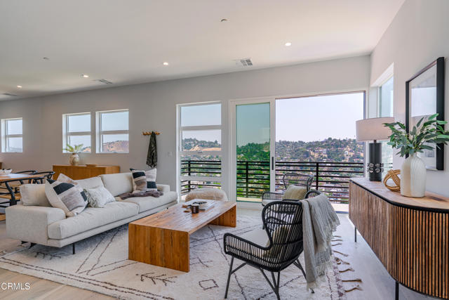 3874 W Point Drive, Los Angeles CA: https://media.crmls.org/mediaz/40d6f220-cc1b-4687-987c-dae02f2de43a.jpg