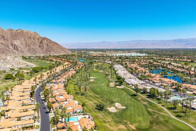 55334 Riviera, La Quinta CA: https://media.crmls.org/mediaz/40d70f65-4a90-4087-951b-a6559ffac2c9.jpg