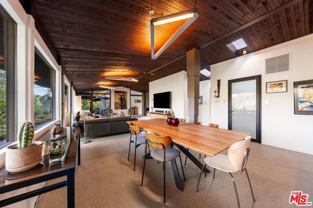2718 Claray Drive, Los Angeles CA: https://media.crmls.org/mediaz/40d77a90-fd09-46cd-b9f5-e14f98d3db81.jpg