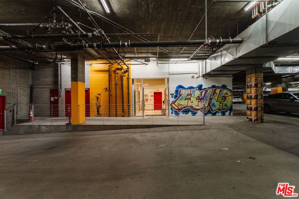 https://media.crmls.org/mediaz/40d911b8-5c61-499d-a00c-cb81d87bf9b7.jpg?preset=X-Large