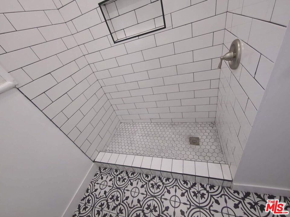 https://media.crmls.org/mediaz/40d9e800-c205-4c54-9f5b-c0ed72d4b5e7.jpg?preset=X-Large