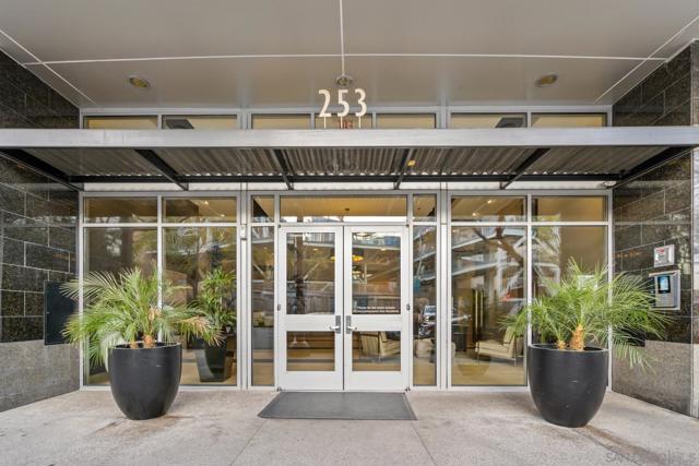253 10Th Ave, San Diego CA: https://media.crmls.org/mediaz/40da1313-765d-4f3f-a1d7-bea1a1aa24ec.jpg